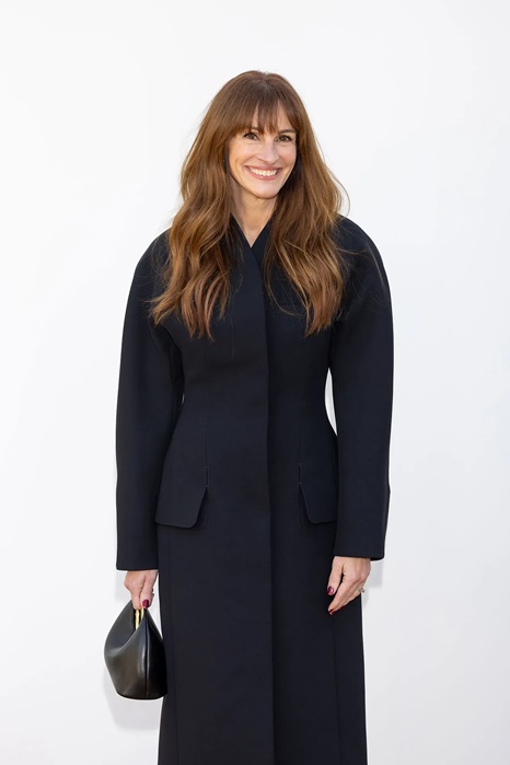 Julia Roberts attends Jacquemus' Les Sculptures show Arnold Jerocki