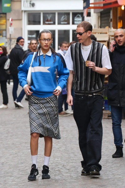 Bella Hadid in geek chic style | Source: Splash News