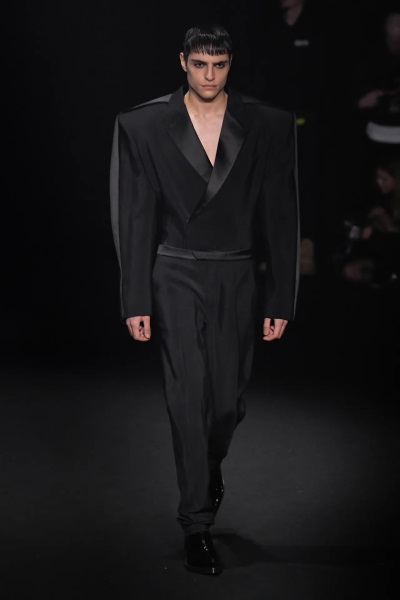 Mugler Fall 2024 big shoulder collection